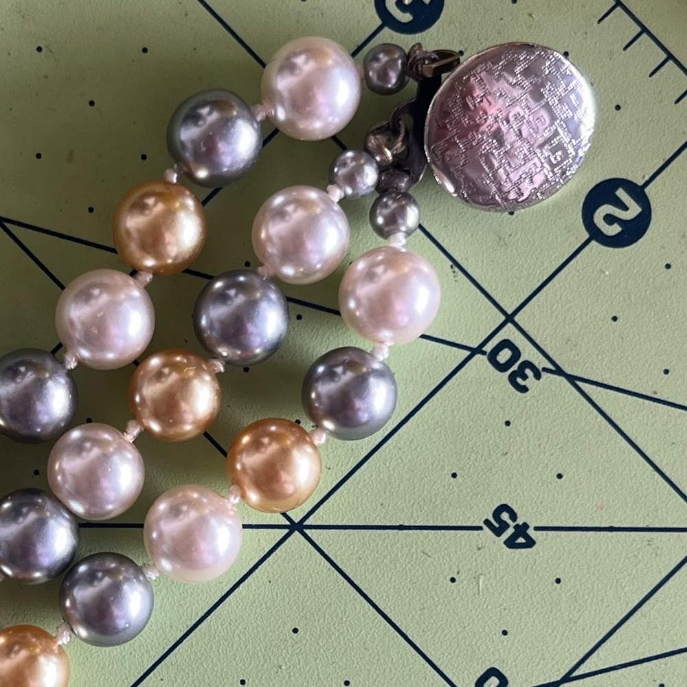 Triple strand vintage Pearls - Picture 5 of 7